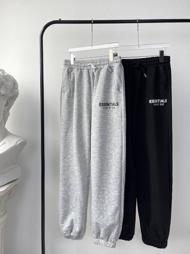 110 fear Of God Fog Essentials 专柜新款基础款运动束脚裤 版型超正的运动神裤，搭配经典的Logo印花设计，使衣服整体简约而不失特点