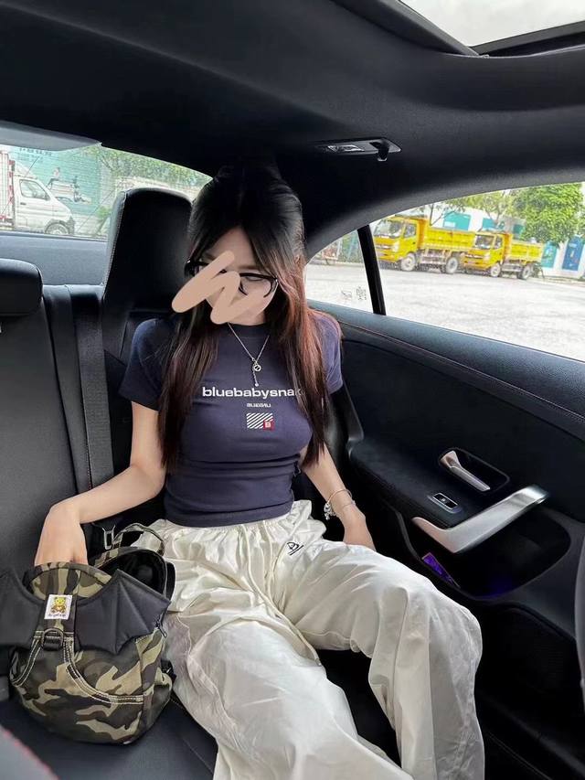 上新 90 亚历山大王新品国旗刺绣藏青短款T恤 真的美式复古味十足藏青色超显白 经典简约款: 怎么穿都不会出错 短款视觉上很增高了 简直是衣橱里的百搭小能手 胸