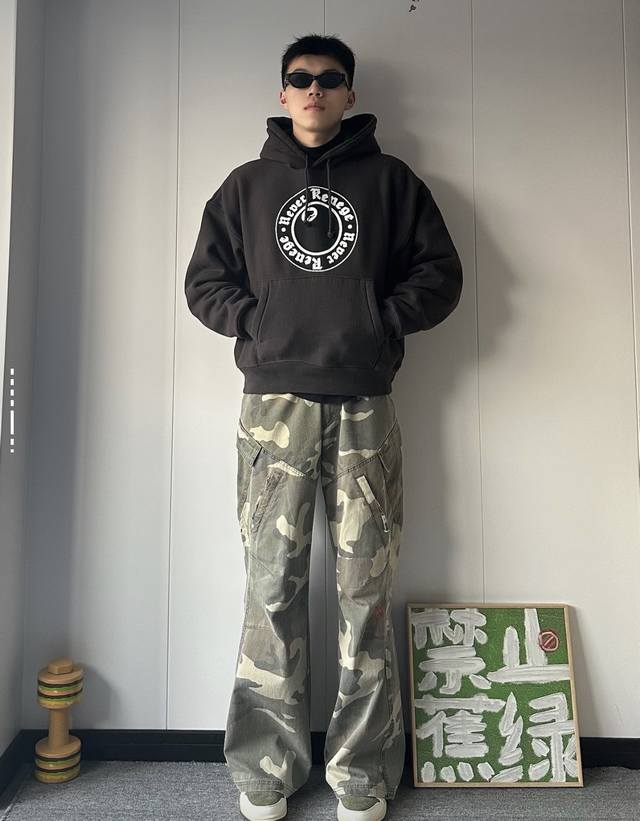 220 stussy X Denim Tears 联名款 Ss25 胸前Logo图案袋鼠口袋连帽卫衣 男女同款 原版开发 进口印花工艺 尺码：S / M / L