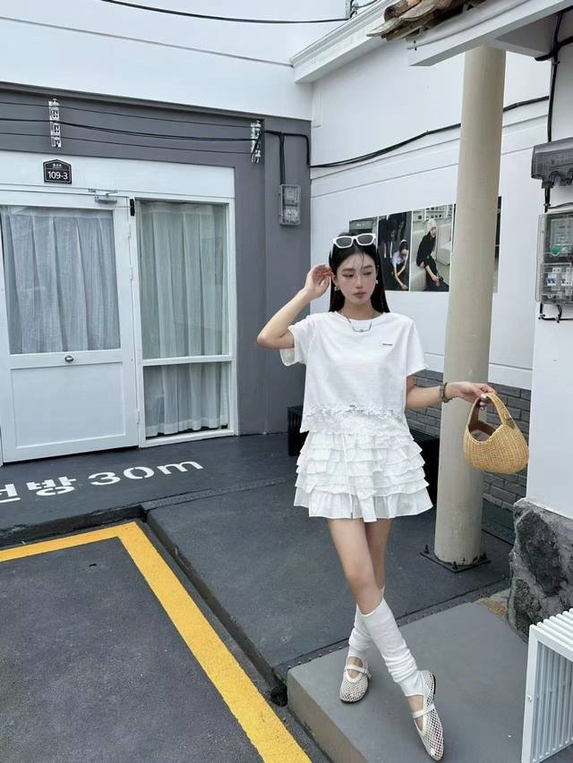 上新140 miumiu/缪缪 25Ss新款短袖俏皮拼接蕾丝短袖T 俏皮又有女人味 手工蕾丝拼接 重工款 纯欲天花板单品～ 颜色：白色 码数：Sml s码推荐：
