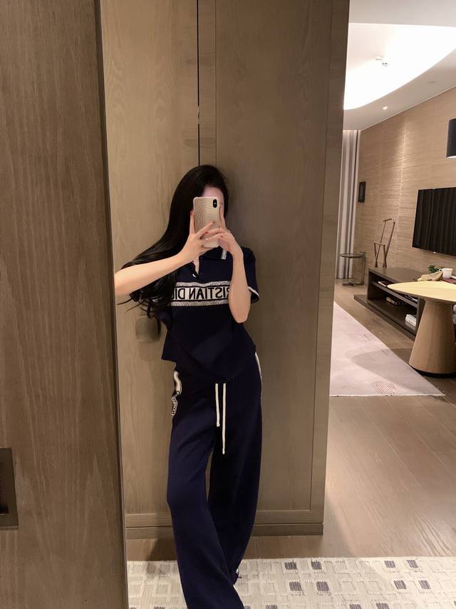 上新180 套装 d/迪奥 提花针织套装 面料质感都好评如潮 上身炒鸡显白现在正是穿套装的季节 加厚密棉面料 手感细腻爽滑 显色度佳 搭配同款裤子实在绝了 颜色