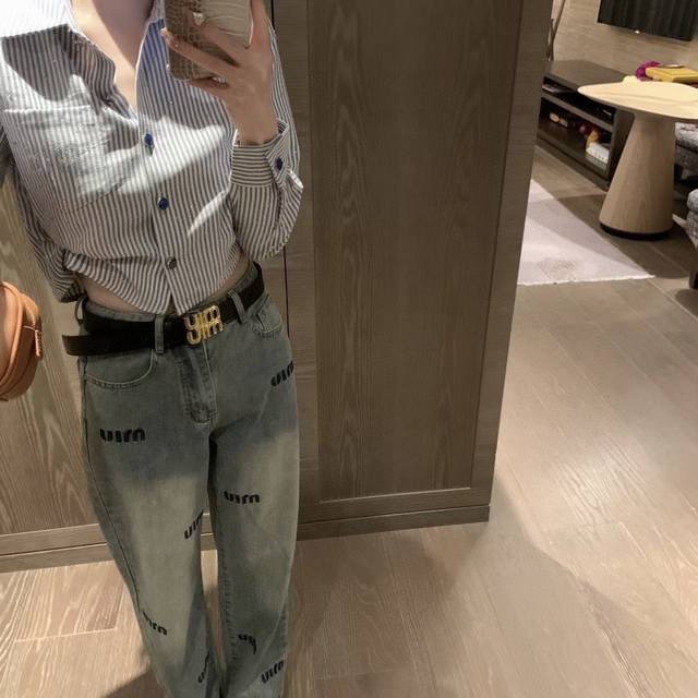 上新180 miumiu/缪 刺绣字母Logo牛仔裤，配腰带 上身显腰细显腿长真的绝了！！ 这真的好高级 又有种学院风慵懒的感觉 纸片人也不过如此吧 颜色：蓝色