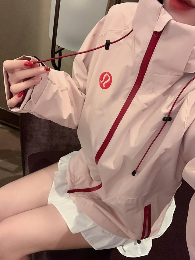 上新190 lulu/露露 学院风冲锋衣外套 宽松直筒版型 遮肉显瘦绝绝子 简约高级的设计 上身就是酷拽辣妹 袖口有包包修饰点缀 高级的面料和精湛的工艺 整体看
