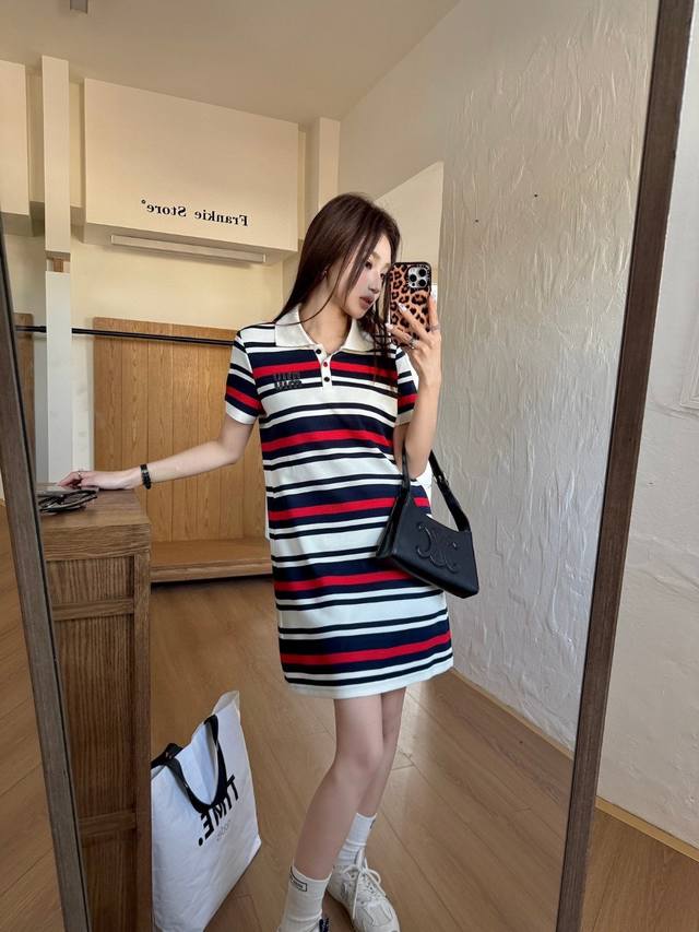 上新150 miumiu/缪缪25Ss新款条纹连衣裙 经典Miu系条纹配色Polo连衣裙 百搭不挑人 显瘦A字版型 出街Hold住任何场合！ 颜色：红色 码数：