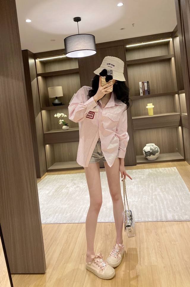 上新150 miu/缪缪 特殊工艺亮闪闪定制面料条纹衬衫 口袋设计超独特 必入款衬衫～ 颜色：蓝色/粉色 码数：S/M/L s码推荐： 80~100 m码推荐：