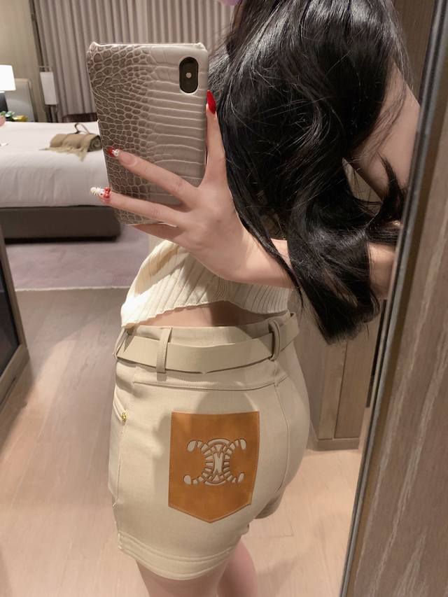 上新150 ce赛琳 短裤配送腰带 高级面料 上身巨显气质又显白，怎么穿都不怕出错系列！ 颜色：杏色 码数：Sml（见尾图）