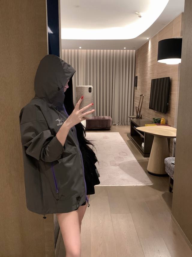 上新210 ’/始祖鸟 水泥灰紫拼冲锋衣外套 超耐穿也超实穿的款式 盲如不亏的款！ 每次季节过渡都能把它拿出来！男女同款，尺寸S-2Xl 颜色：水泥灰 尺码：（