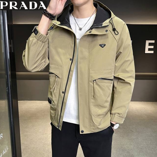 200-普拉达Prada春季新款，男士连帽休闲潮牌短款工装夹克衫，男士工装休闲冲锋衣外套！ 颜色:卡其色，军绿色，红色，黑色 尺码:-5Xl