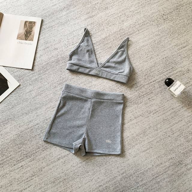 上新160 热销款 Alo Yoga 休闲运动连帽开衫卫衣V领三角杯胸衣高腰短裤三件套！！！ 这款是当下热销的「运动休闲风」套装，主打 **“瑜伽+出街”无缝切