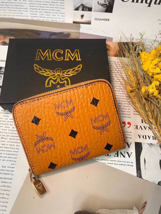 50 mcm 经典短款拉链小钱包 配盒 说到小钱包 不得不提到Mcm这款拉链钱包 比预想要大 真的是挺能装的 人民币放1K无压力 各种卡也随便放 绝对的够用 而
