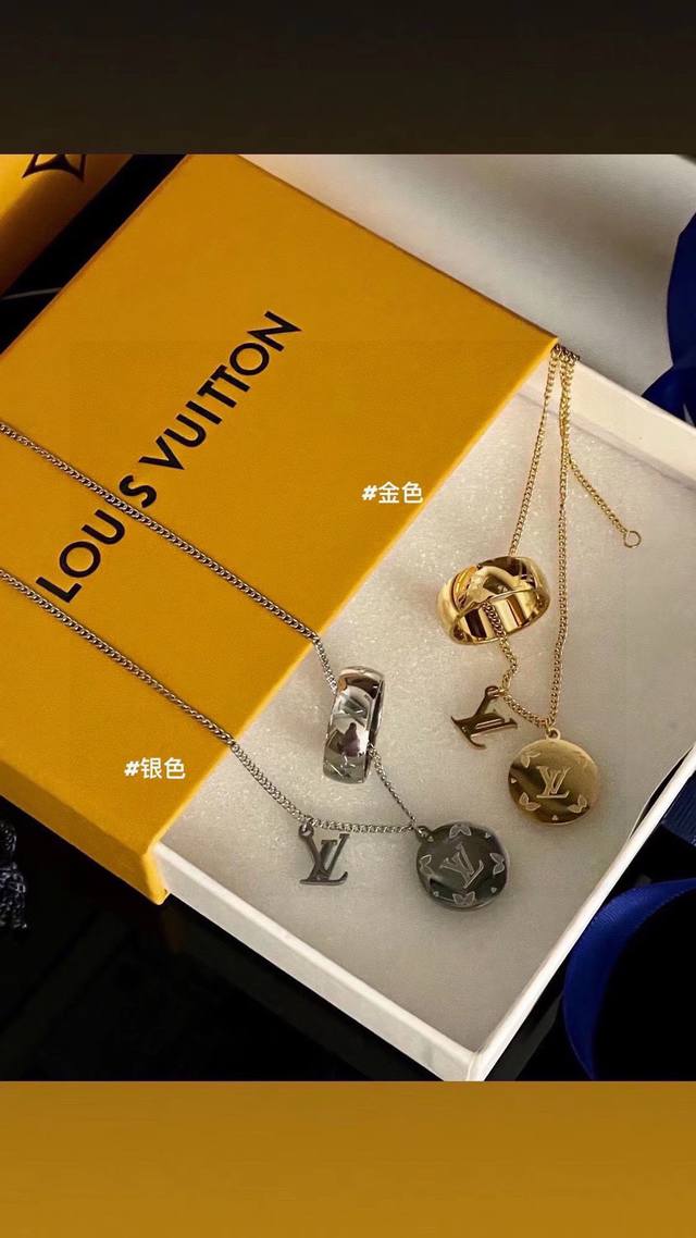 70 只有银色 lv路易威登 三件套项链 配全套包装 颜色：金色/银色 宝藏饰品白菜价买到三合一项链 三个装饰物都很好看 老花纹路的圆牌+Lv字母＋戒指 无论怎