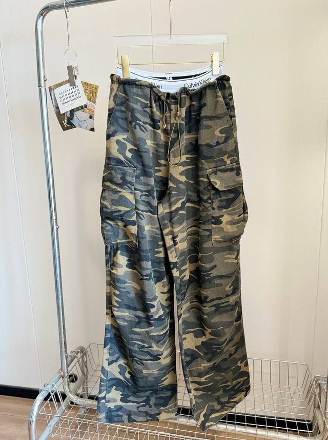 价格：￥170 品名： * 双腰织带Logo迷彩工装裤 尺码：M.L 颜色：迷彩 独家新品，又爆单咯！这条迷彩解锁N种风格，无论是运动风，工装风还是休闲风，都能