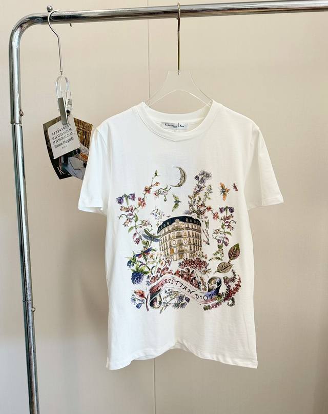价格：￥100 品名：Dio* 全新雕系后花园烫钻印花短袖 尺码：S.M.L 颜色：白色 d家今年的花园系列，相比于其他的T恤，雕家的T就是很高级很贵气的存在，