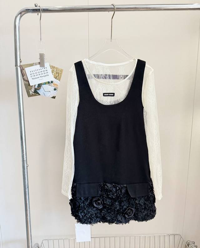 价格：￥190 品名：Mium*U 蕾丝叠穿小香背心连衣裙两件套 尺码：M.L 颜色：黑色 春天没点蕾丝元素可不行，整件的蕾丝图案是有点宫廷风的，很细腻，法式浪