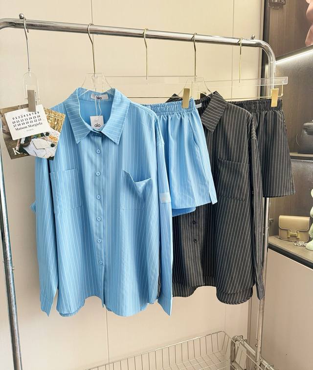 价格：￥170 品名：Alo 贴布Logo条纹衬衫短裤套装 尺码：S.M.L 颜色：蓝色/黑色 天使蓝和黑色条纹，心跳加速的套装！我可太太太喜欢这种套装，春夏真