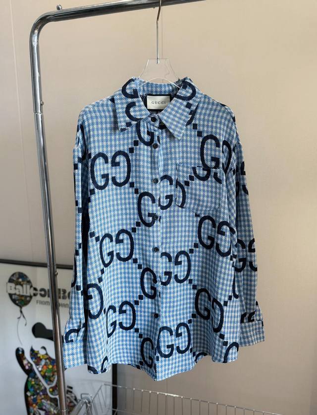 价格：￥150 品名：Gucc* 双G满印提花Logo亚麻衬衫外套 尺码：M.L 颜色：蓝色 终于等到这款爆款林俊杰同款衬衫，清新简约的设计，让人一见倾心。蓝色