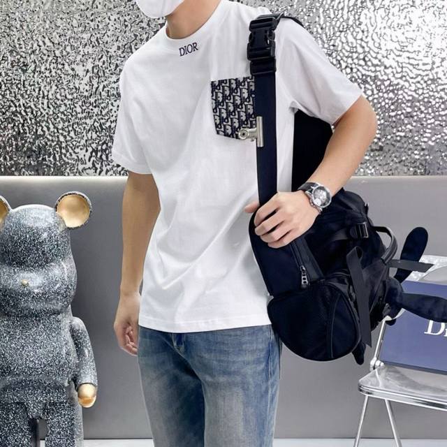 p100【高品质】 品名： 迪奥/Dior25Ss新款老花字母口袋字母绣花圆领宽松男女同款短袖T恤 颜色：白色 /黑色 尺码 M-L-Xl 肩宽 胸围 衣长 M