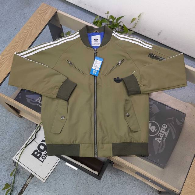 上新190 【款号：Dg8327】 2025新款Adidas阿迪达斯三叶草Jacket Padded 系列款飞行员运动夹克外套，飞行员夹克 三叶草每年的棒球夹克