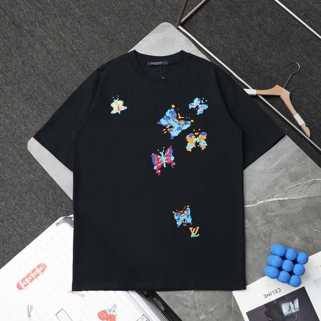 上新140【顶级复刻 高端定制】 - Louis Vuitton/路易威登Lv·新款七彩蝴蝶刺绣Logo圆领短袖T恤 - 款号：335 - 颜色：黑色 白色 -