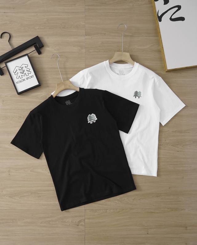 90 kolon Sport可隆户外Jeon Hwangil插画师联名款中性宽松款T恤 kolon Sport融合了潮流设计与功能灵感，在满足人们对功能性需求的