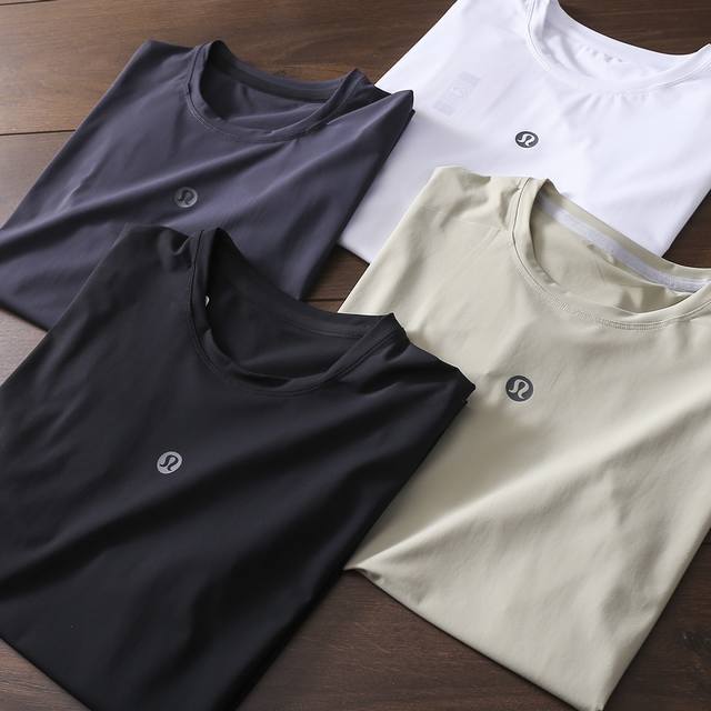p100 严选好货！Lululemon新款男士圆领短袖T恤！经典时尚款，客供科技冰感棉面料，爽滑亲肤，舒适透气！立体裁剪版型，胸前小标Logo烫印，后排采用激光
