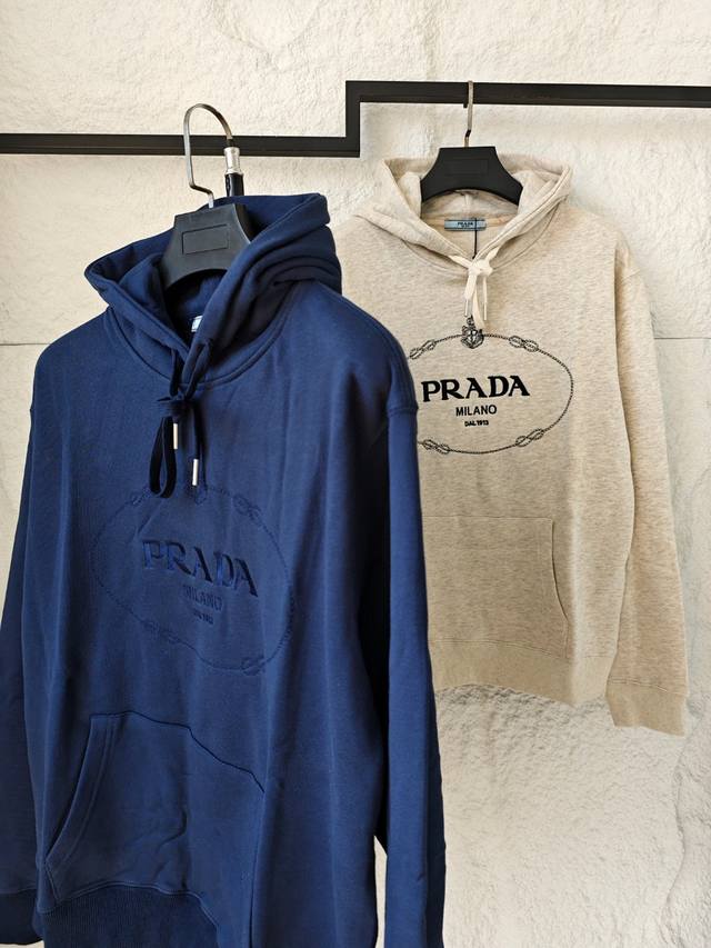 140 Prada普拉达刺绣连帽套头卫衣帽衫 重磅毛圈纯棉面料 云感裹身体验 采用定制高克重毛圈 蓬松肌理自带柔光滤镜 触感如羊绒般细腻亲肤 单穿不扎身 叠搭不
