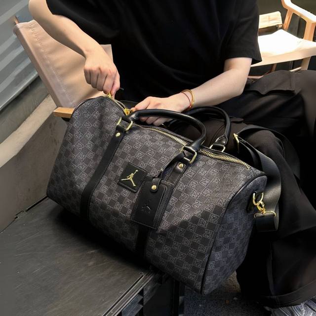 p210 【高品质】 耐克乔丹Air Jordan棋盘格满印23号健身包旅行包单肩包手拎包男女情侣款。 包包质量超级好 用料厚实做工细节都非常到位 上身百搭 手
