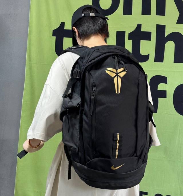 p140 【最高版本】 Nike耐克气垫双肩包科比黑曼巴双肩包篮球包。 一直很的火一款包。 包包质量超级好 做工 细节 都非常到位 某订单流出一批 。 容量大超