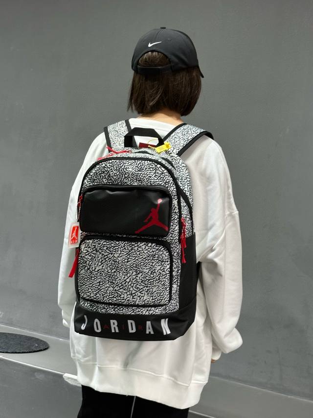 p90 乔丹多口袋大Logo双肩包单肩包学生书包男女同款。 包包质量超级好做工精细用料厚实 整体细节都非常到位容量大内置电脑夹层，多个储物夹层设计。上身好看特别