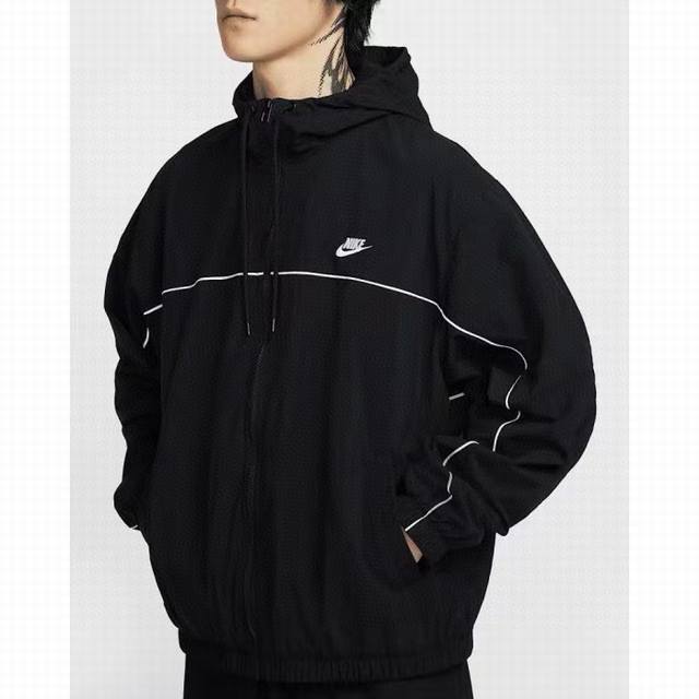 140 nike/耐克经典款基础刺绣连帽外套夹克 官网同步 经典的才是永恒的 经久不衰，版型宽松，随便搭配一条运动裤出门，时尚有型！ 衣橱必备单品 低调简约的配