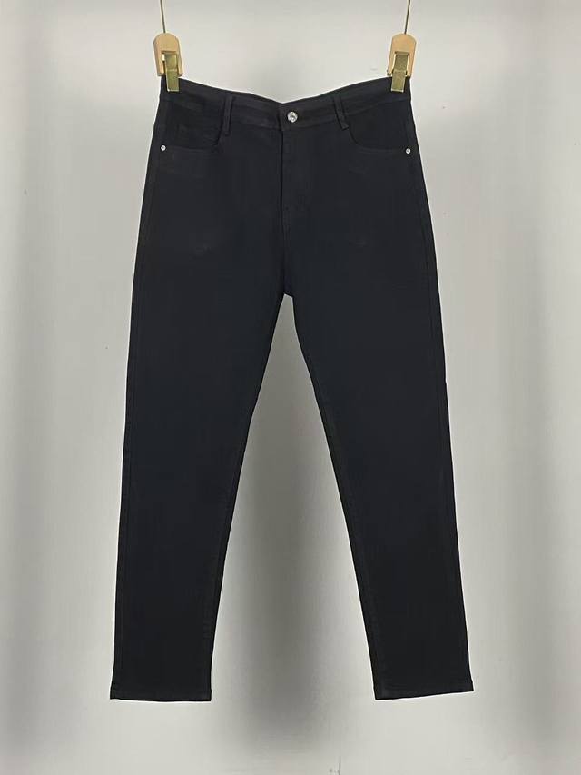 140包邮 thom Browne -汤姆布朗牛仔裤.采用软牛仔布料上身舒适感强 后面立体Logo采用铁标工艺 Tb标志色织带 细节设计低调增添质感 . 原版五