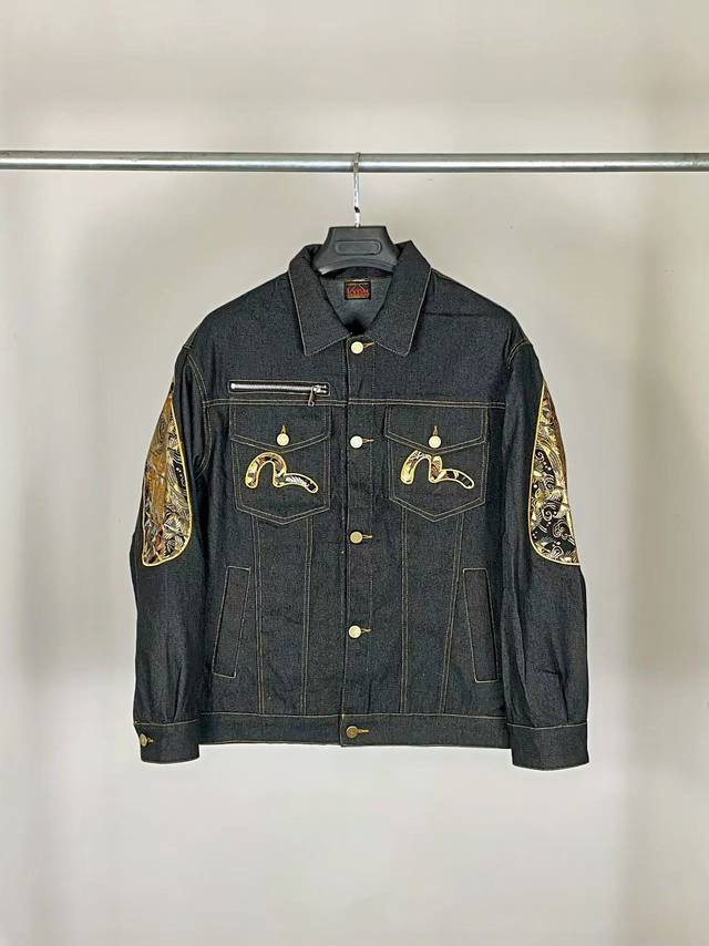 250包邮 福神 Evisu 25Aw 牛仔外套 原版面料高版本高品质 网红明星同款 这件牛仔外套由重磅牛仔布料打造，尽显阳刚气质；背面以精致的M刺绣点缀，并采