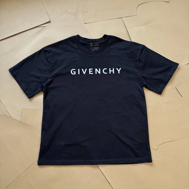 80包邮 givenchy纪梵希 经典Logo字母印花圆领短袖T恤 不得不说Gvc家的衣服设计真的很棒 图案很有艺术感 这款T简直太酷了 好看又简约 绝绝子 【