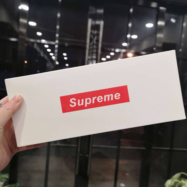 60包邮 sup潮牌 余文乐同款 欧美街头最常见的标配！低帮袜，六双一个礼盒 黑白灰各两双 袜子是精梳棉的 纯棉制造 手工缝头 360度无死角对接 贴肤舒适度可
