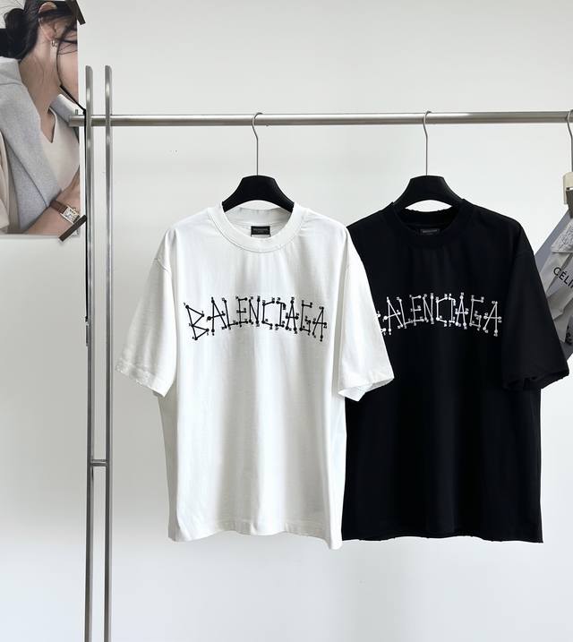 130包邮 【B家刺绣数字水洗T恤】 /巴黎世家2025Ss北纬几何刺绣数字重磅磨破洗水短袖T恤 本市场No.1的质量 真正天花板品质 全部原版开发注意细节图