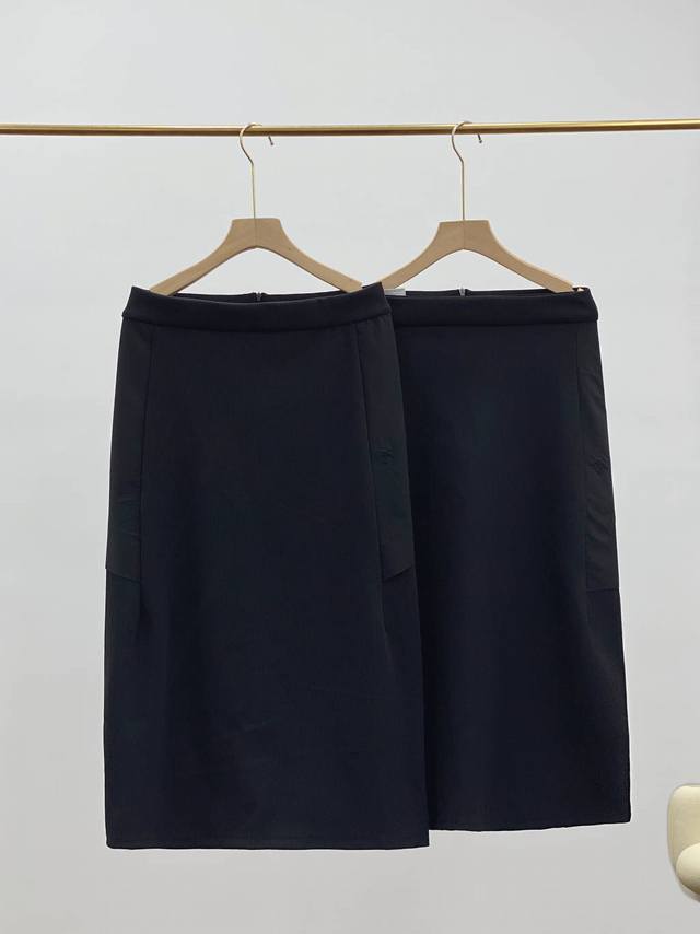 140包邮 2025年春夏新款女士半身裙 迪桑特女款开叉半身裙 超级百搭配短袖 ！配衬衫！配毛衫 百搭啊！ 裙型清爽不累赘，优雅不浮夸，它是能提升你颜值和衣品的