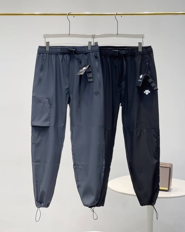 140包邮 descente/迪桑特早春多口袋户外冲锋裤，引领户外风尚 采用科技型透气面料，防水透气速干，抗撕裂强度高，脚口抽拉绳收放自如 城市通勤 日常穿搭都