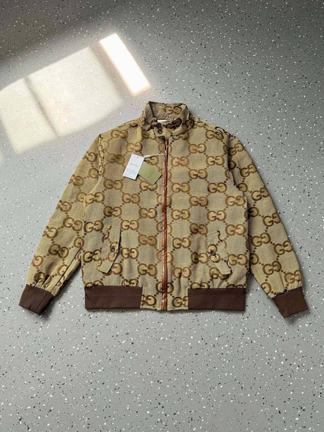 230包邮 gucci 古驰 25Ss 双G字母提花Logo立领夹克外套 官网同步 面料采用原版一致高密度棉质帆布定染配色 进行提花作业 还原原版 全衣螺纹定染