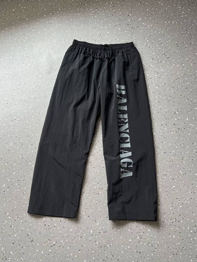 190包邮 balenciaga 巴黎世家 25Ss 模糊字母Logo印花阔腿长裤 官网同步 面料采用消光塔丝隆面料 原版一致 防水涂层 还原原版 内里采用高密