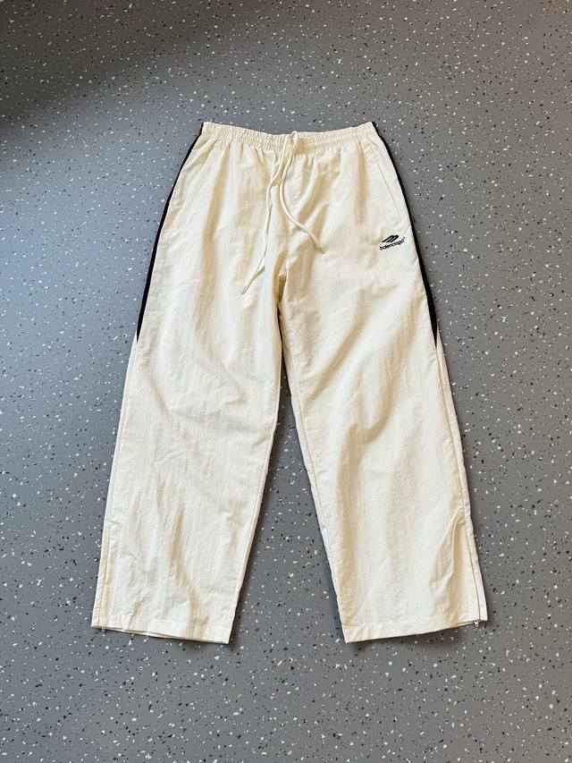 180包邮 balenciaga 巴黎世家 25Ss 3B系列刺绣杏色拼接阔腿直筒长裤 官网同步 面料采用再生尼龙面料 增加特殊褶皱工艺 防水涂层 还原原版 内