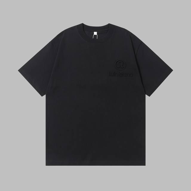 140包邮 lulu高阶黑短袖 辨识度超高 lululemo* 高阶黑钢印立体Logo短袖T恤 高级腔调的高阶黑短袖，辨识度超高的一件，自带时髦Bgm，将简约玩