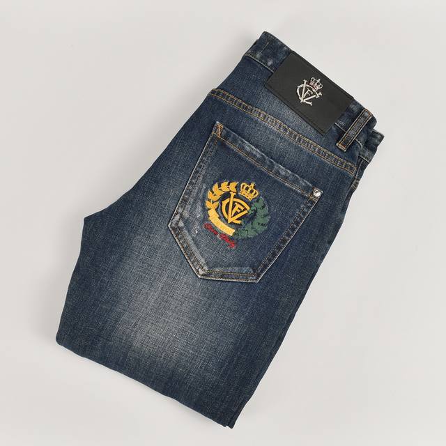 190包邮 Versace/范思哲秋季新品男装刺绣美杜莎修身小脚百搭深绿色牛仔裤 立体裁剪，欧版版型，超弹力面料上身非常舒服，透气！后口袋精美美杜莎手工刺绣，金