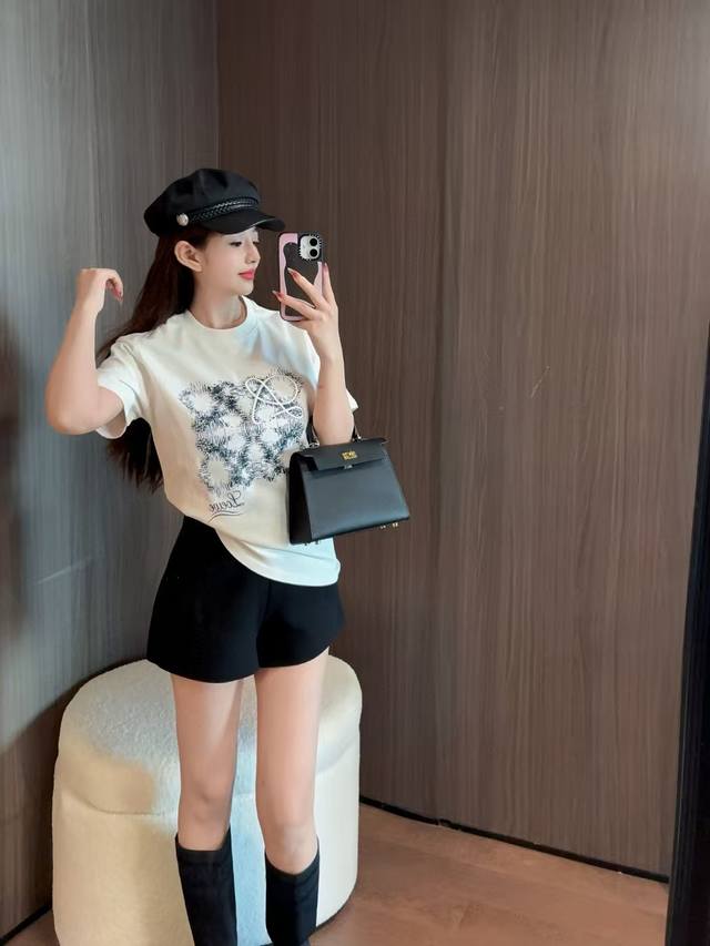 120包邮 罗意威刺绣T恤女本季新款刺绣配印花 很有层次感 很特别的一款 纯棉T恤女2025款欧洲上市各大明星大咖疯抢的一款短袖，更是采用了32支新疆棉花制作，