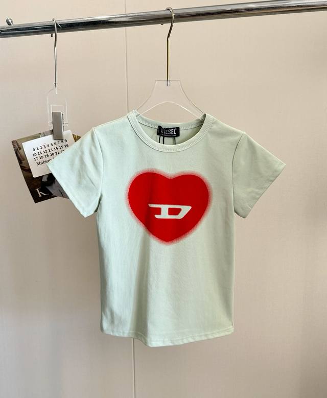 90包邮 品名：Diese* 迪赛晕染爱心Logo正肩短袖 尺码：S.M 颜色：豆绿 迪赛女孩的夏日心动狙击！豆绿透出雾晕染的暧昧，胸口那颗晕染爱心，是暗藏的小