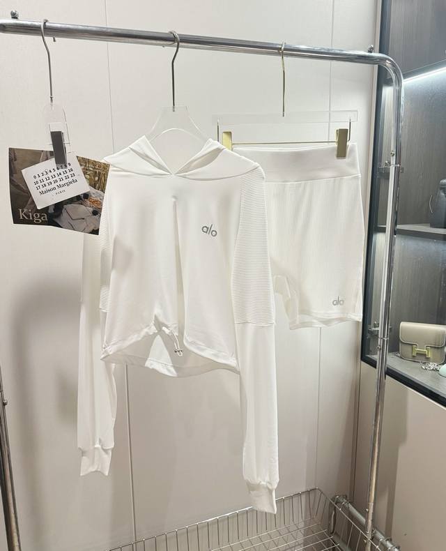 200包邮 品名：Alo新款瑜伽抽绳连帽运动罩衫短裤两件套 尺码：S.M 颜色：白色 设计新颖前卫，能够展示大多女性的身材，年轻人的跨场景的运动时尚穿搭，不用费
