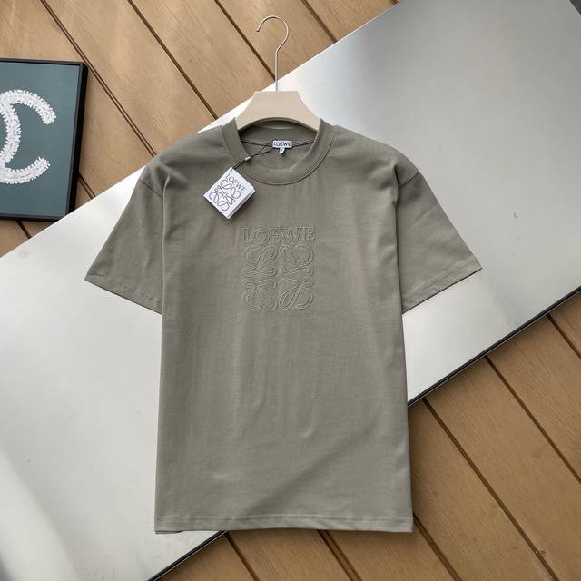 140包邮 ~专柜还原顶级复刻版●Loewe/罗意威 男款胸前立体刺绣字母Logo图案宽松圆领短袖T恤 全棉洗水面料260克宽松版型 高品质首选 胸前重工刺绣