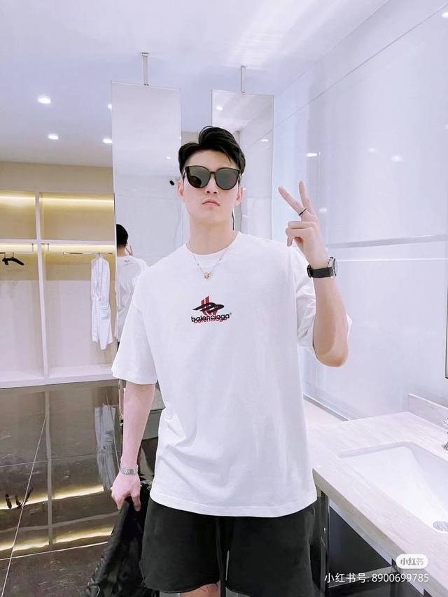 120包邮 尺码：S M L Xl 巴黎世家字母重影情侣款T恤 个性款短袖T恤 男女同款 三标齐全 绝佳的爆款 轻奢大气上档次 采用定制260克精紧赛棉盖棉纯棉