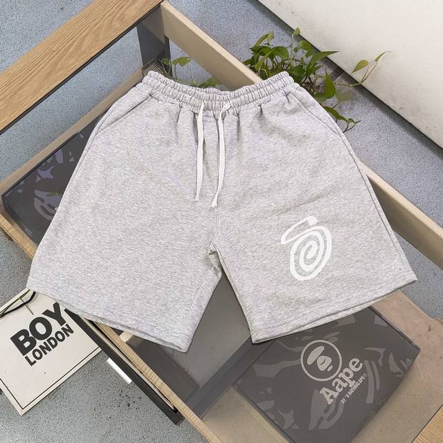 100包邮 2025新款Stussy斯图西大S蚊香图案Logo印花休闲情侣毛圈短裤五分裤，不要说你不喜欢这条裤子，简单的版型真的无可挑剔，看似简单，其实穿起来就
