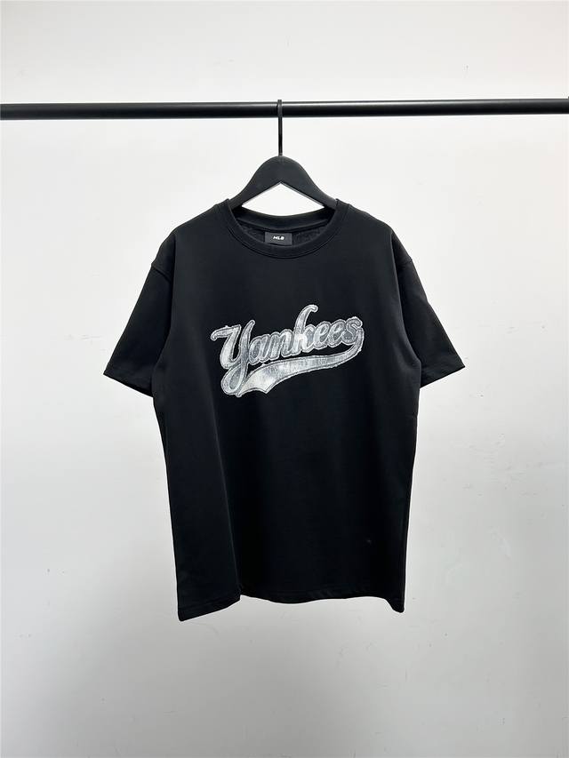 100包邮 高版本，Mlb柜子新款一排斜字母款，短袖T恤！三标齐全，四联吊卡，原厂包装！通肩压条保证舒适性！高端品质2025Mlb/Ny【草写字母款】情侣圆领短