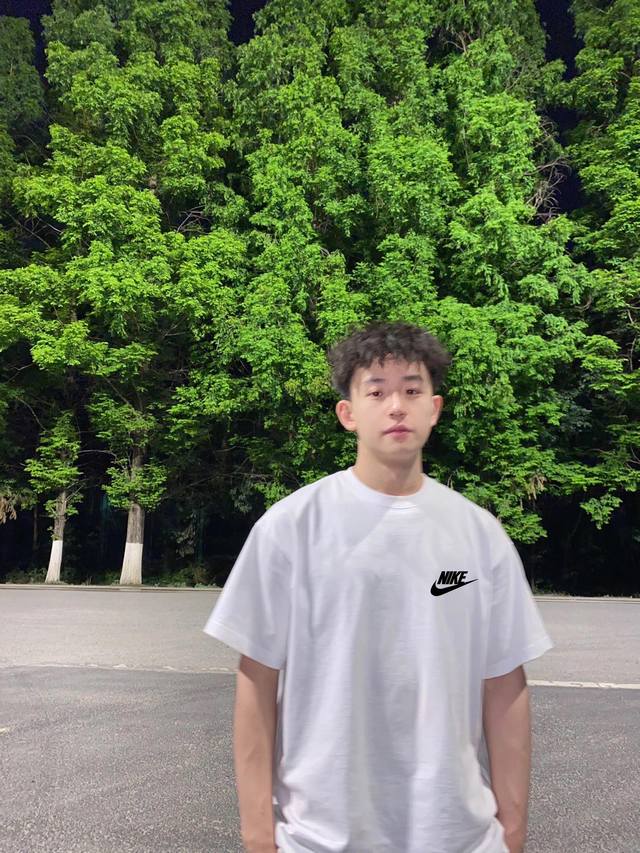 70 Nike 耐克 经典小标情侣短袖T恤 商品参数 采用260克双砂面料 三针五线做工，领口包包边条 今年火爆的品牌 看到了就忍不住要自留一件正确纹路立体印花